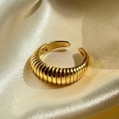 Twirling Twist Ring