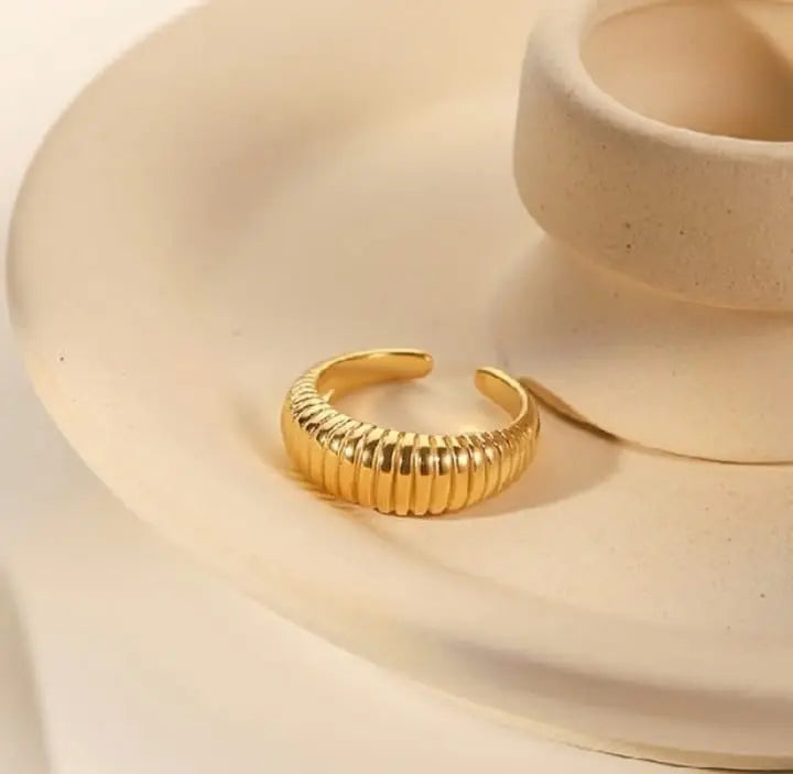 Twirling Twist Ring